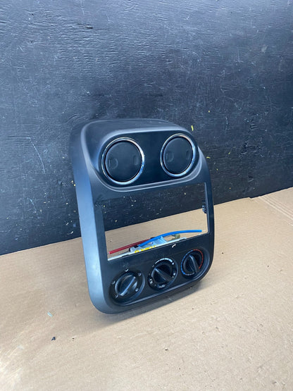 2009-2013 Jeep Patriot Dash Climate Temperature Control Radio Bezel OEM S2640 DG1