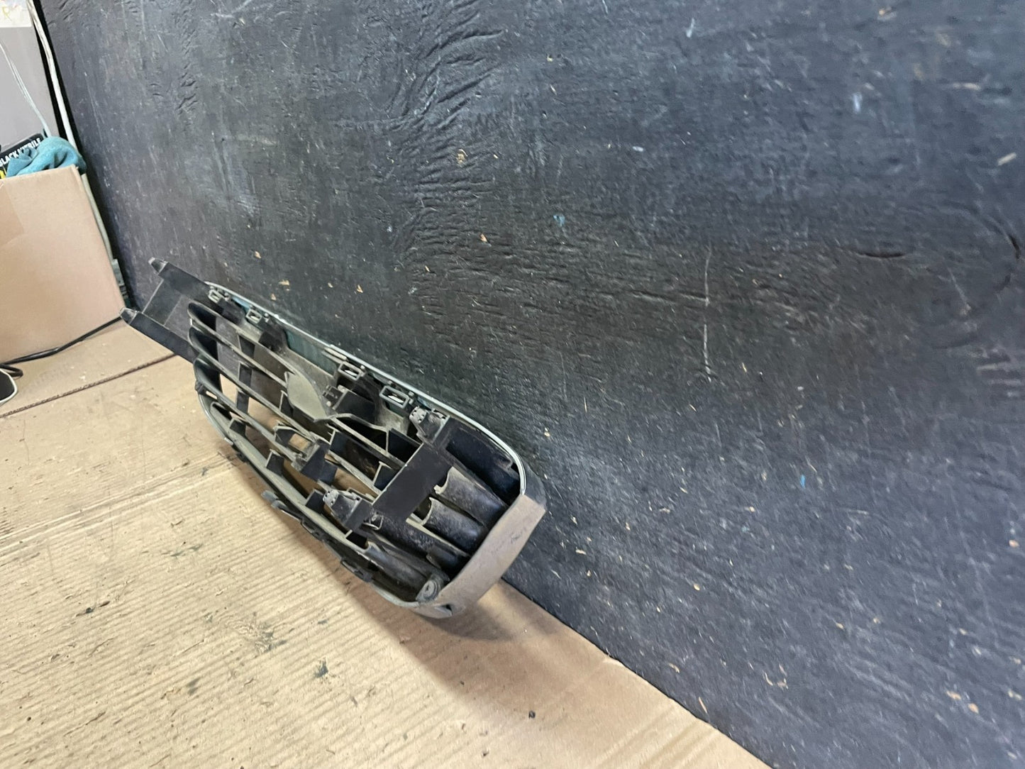 1999 Mazda 626 Front Upper Grill Grille p8438 DG4