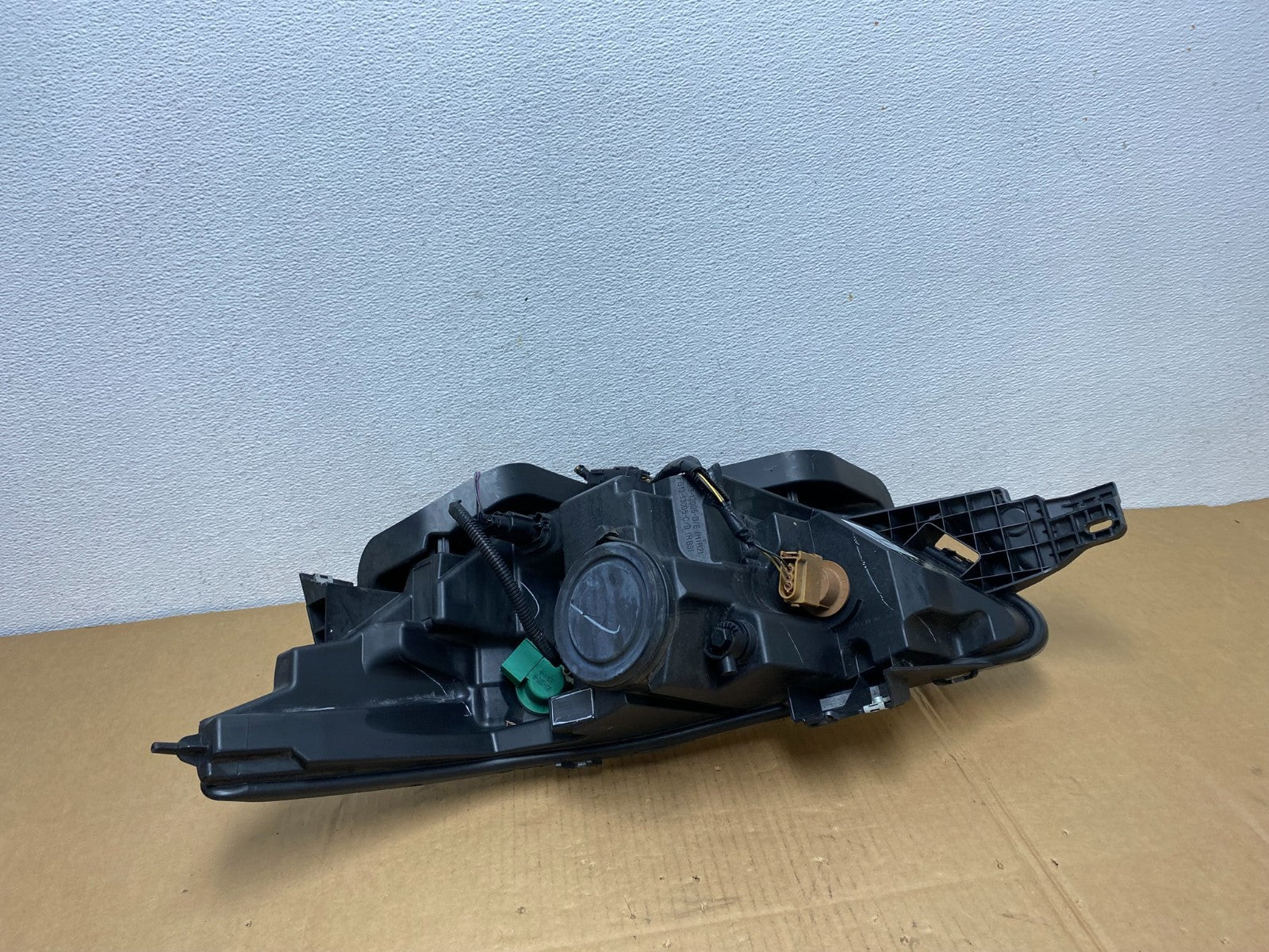 2013 to 2019 Ford Taurus Right Passenger RH Side Headlight Halogen AC7521 DW4