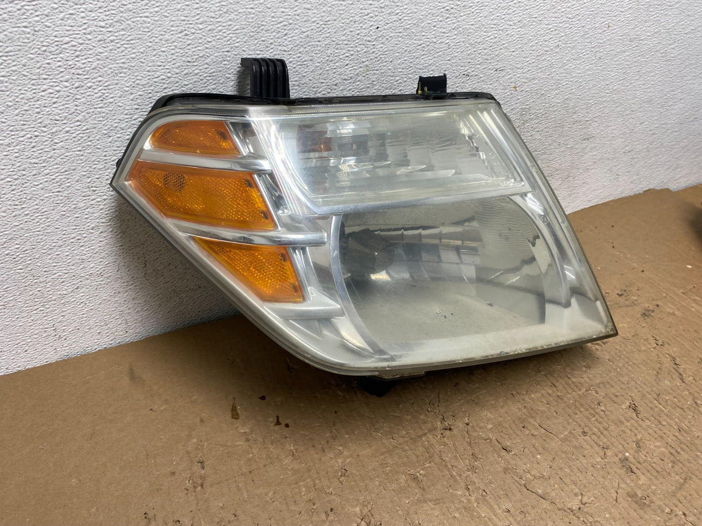 2008 to 2012 Nissan Pathfinder Halogen Headlight Right Passenger AD8759 DW2