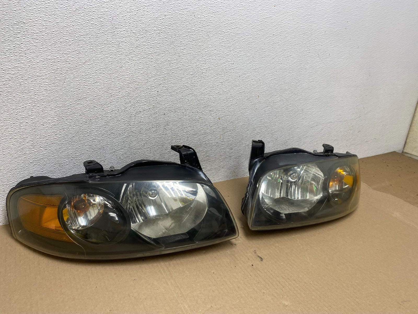 2004 - 2006 Nissan Sentra Halogen Left+Right Set Headlights AE6927 DW2