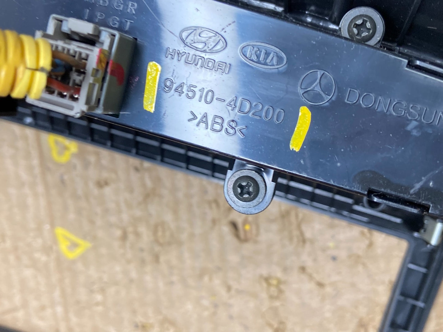 2006-2012 Hyundai Entourage Sedona Center Radio Clock Bezel Air Vent W6391 DG6