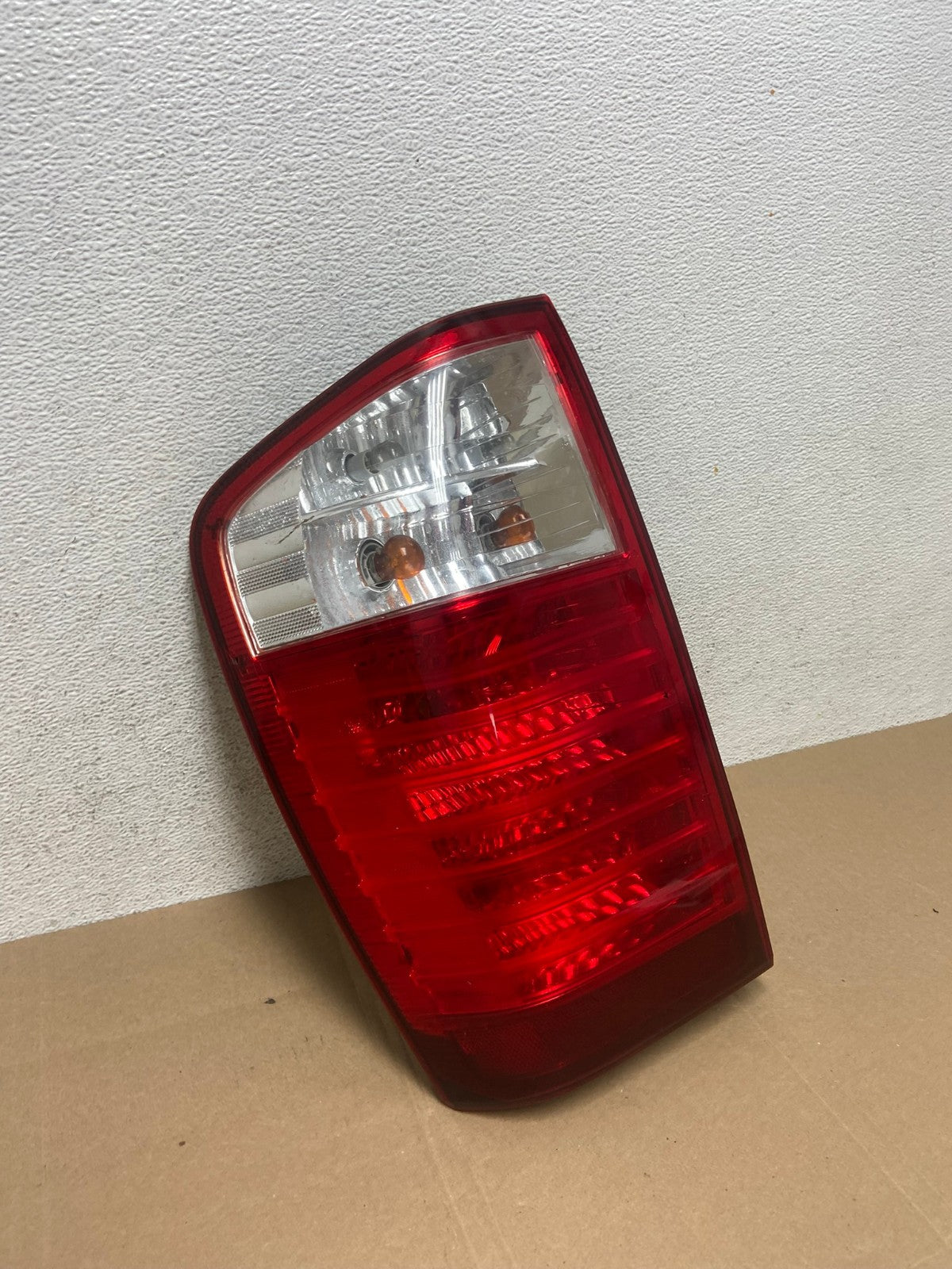 2007 to 2010 Kia Sedona Left Driver LH Side Tail Light AE4839 LK2