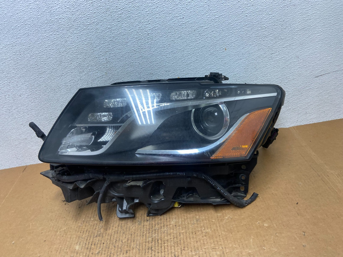 2009-2012 Audi Q5 Left Driver LH Side Xenon HID Headlight AE0300 DW0