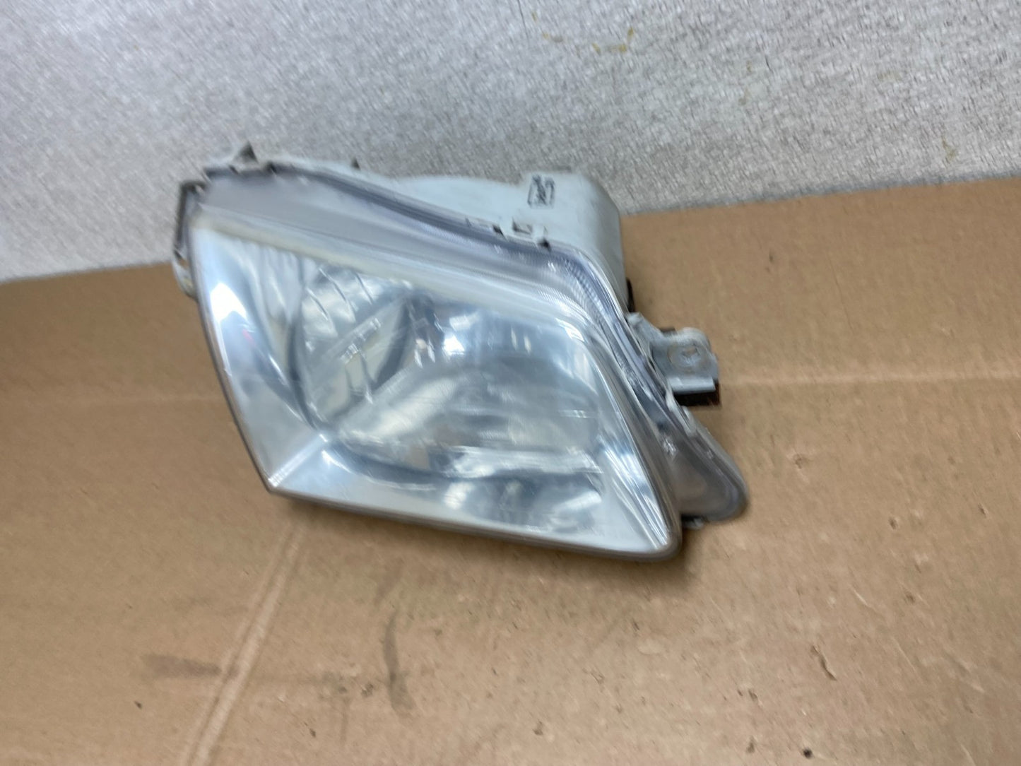 1999 to 2000 Mazda Protege Right Passenger RH Side Headlight OEM Y8523 DW1