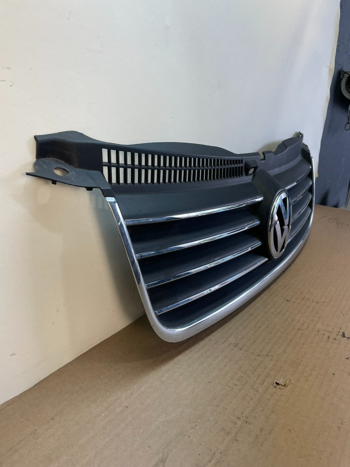 2001 to 2005 Volkswagen Passat Front Upper Grill Grille af8491 DG2