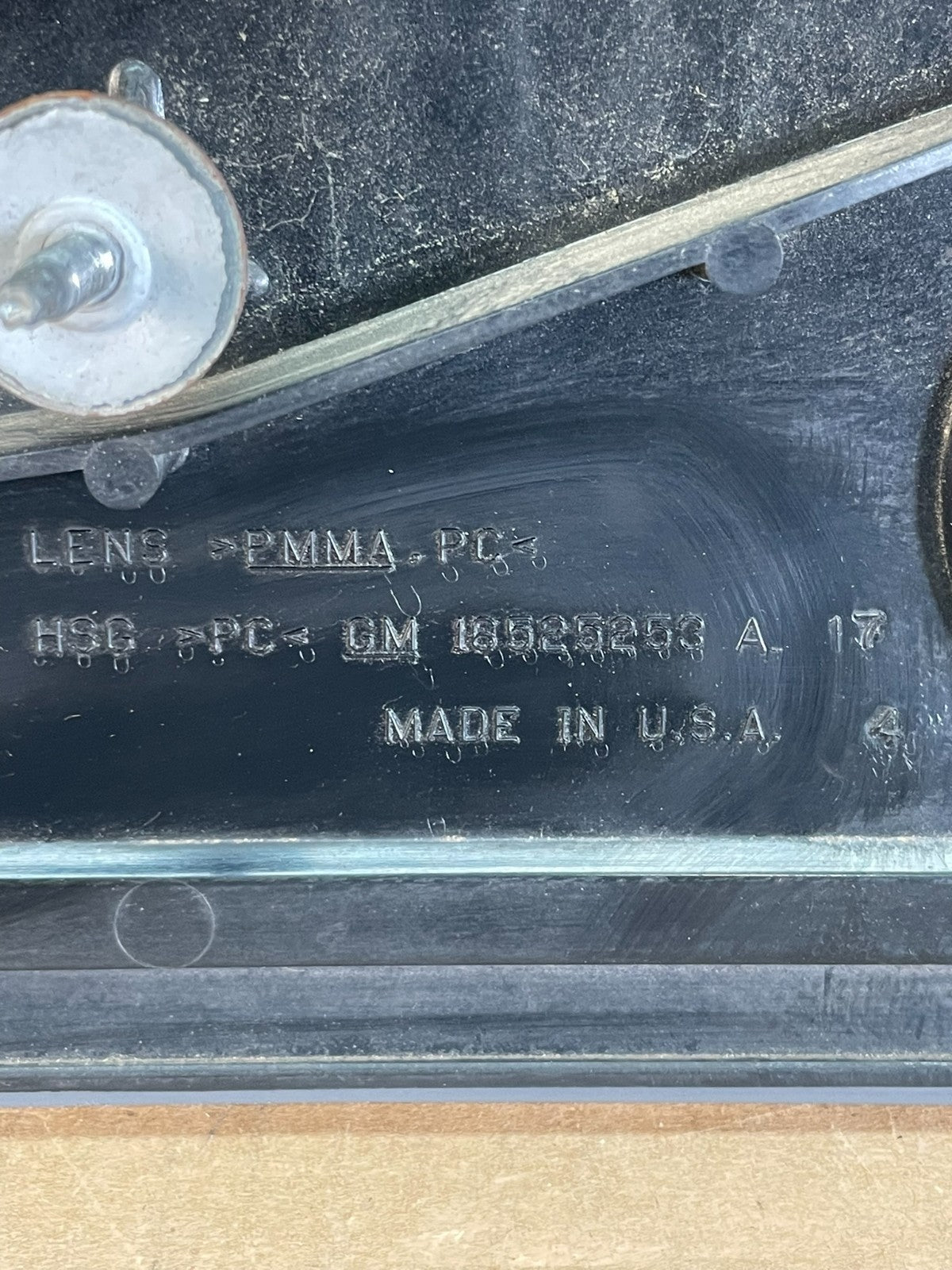 2000-2004 Chevrolet Impala Rear Trunk Center Finish Panel Tail Light AD0220 DG8