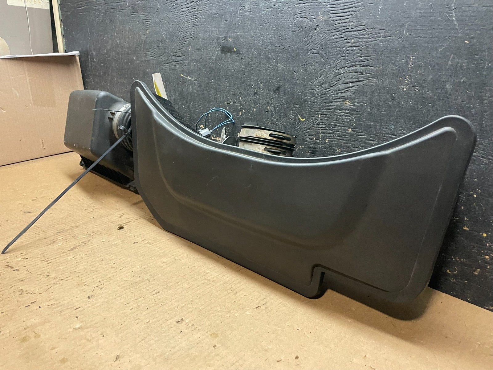 2005-2010 Jeep Grand Cherokee 5.7L Hemi Air Cleaner Resonator OE Mopar AA2401 DG2