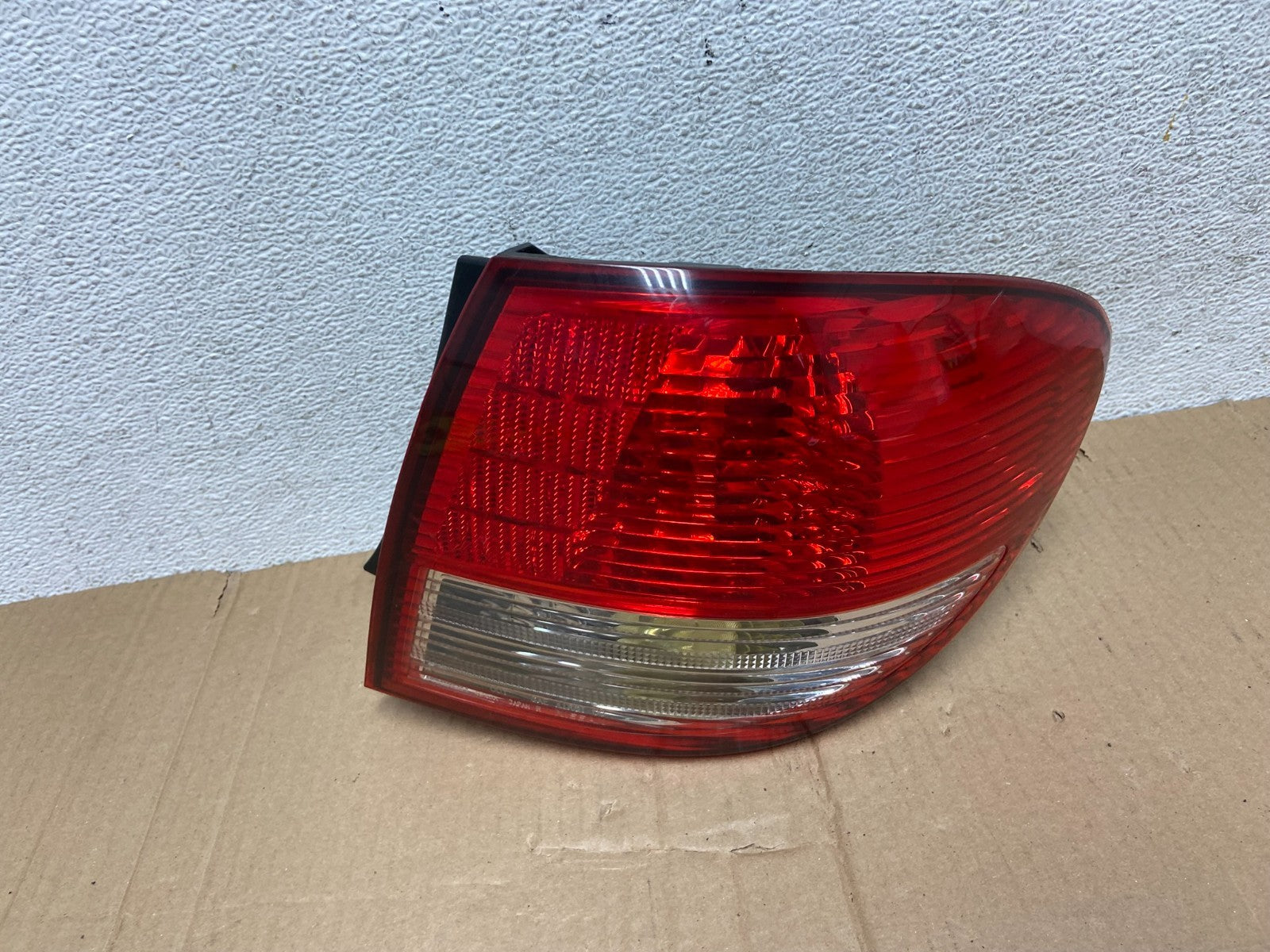 2002-2004 Infiniti i35 Right Passenger Rh Side Tail Light AE8924 DW0