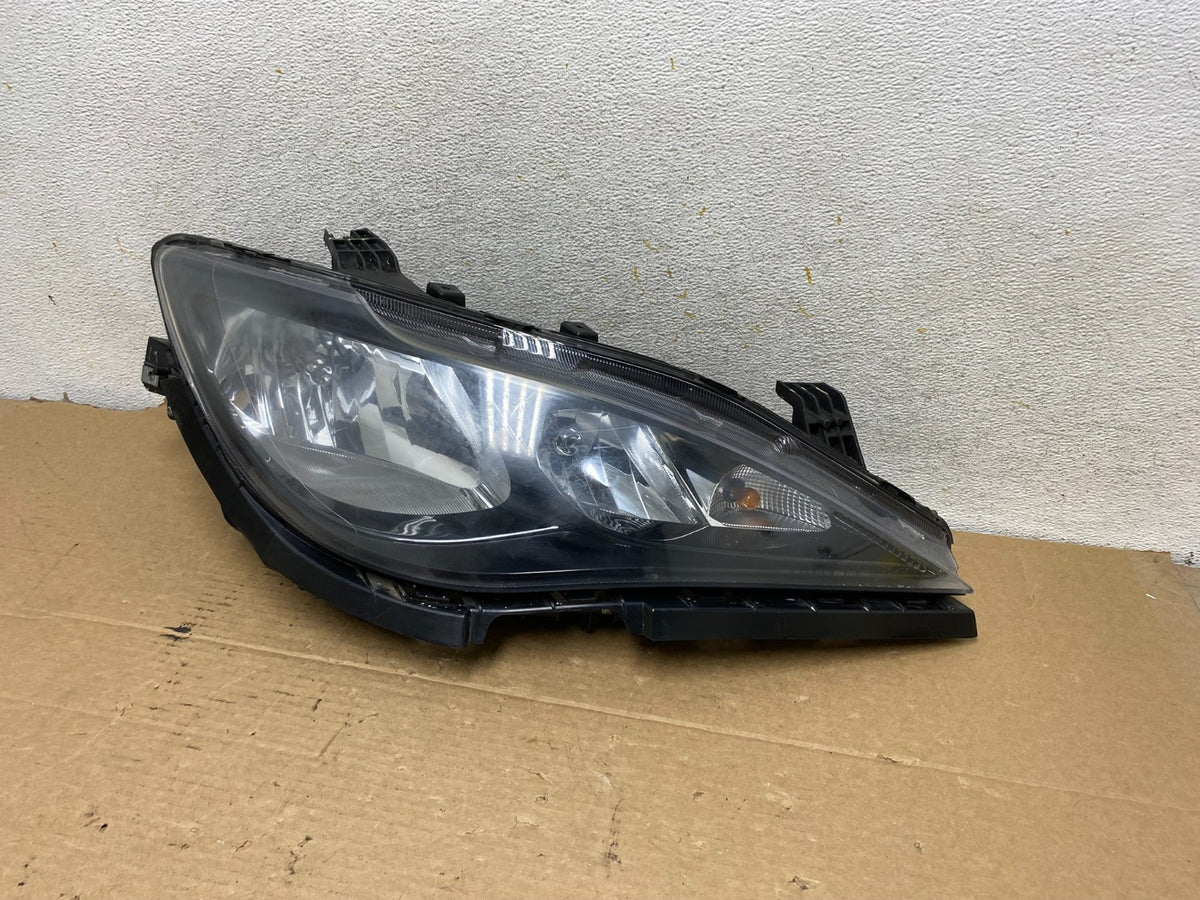 2017 to 2021 Chrysler Pacifica Right Passenger Halogen Headlight ah7967 DG2
