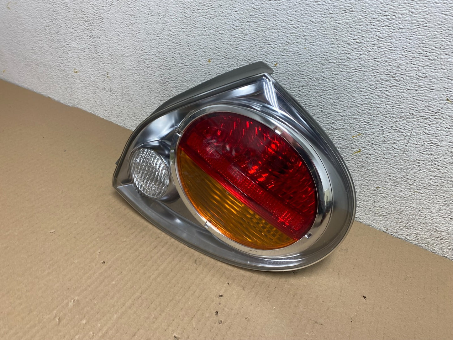 2002 2003 Nissan Maxima Right Passenger RH Side Tail Light M7870 DW1