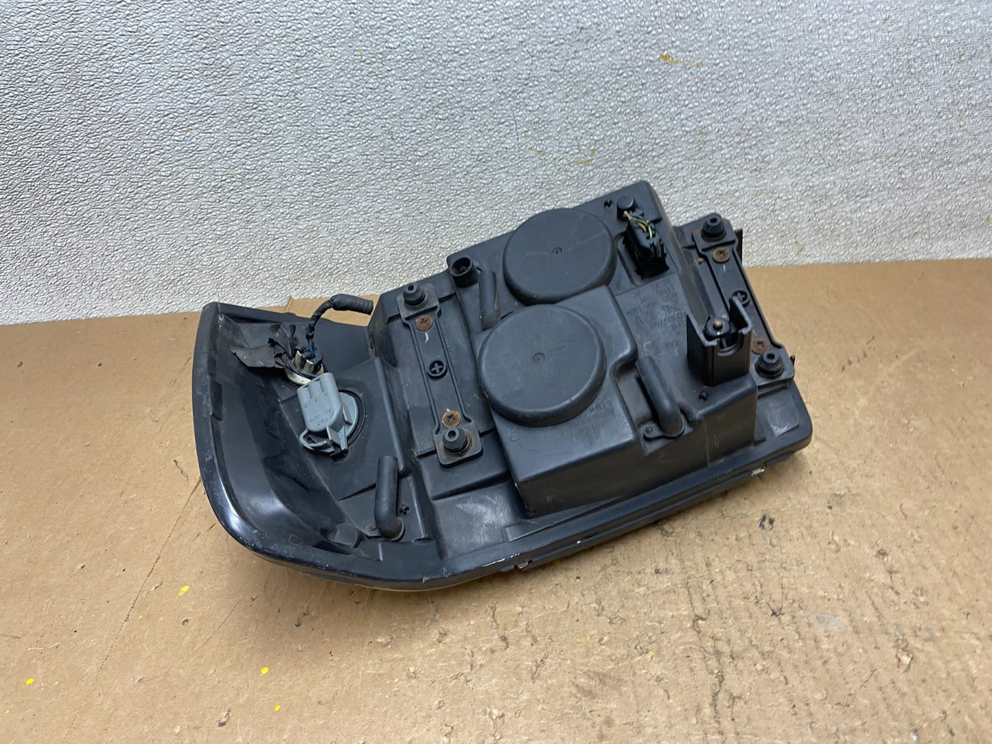 2002 to 2009 Gmc Envoy Right Passenger RH Side Headlight Halogen Z9395 DW6