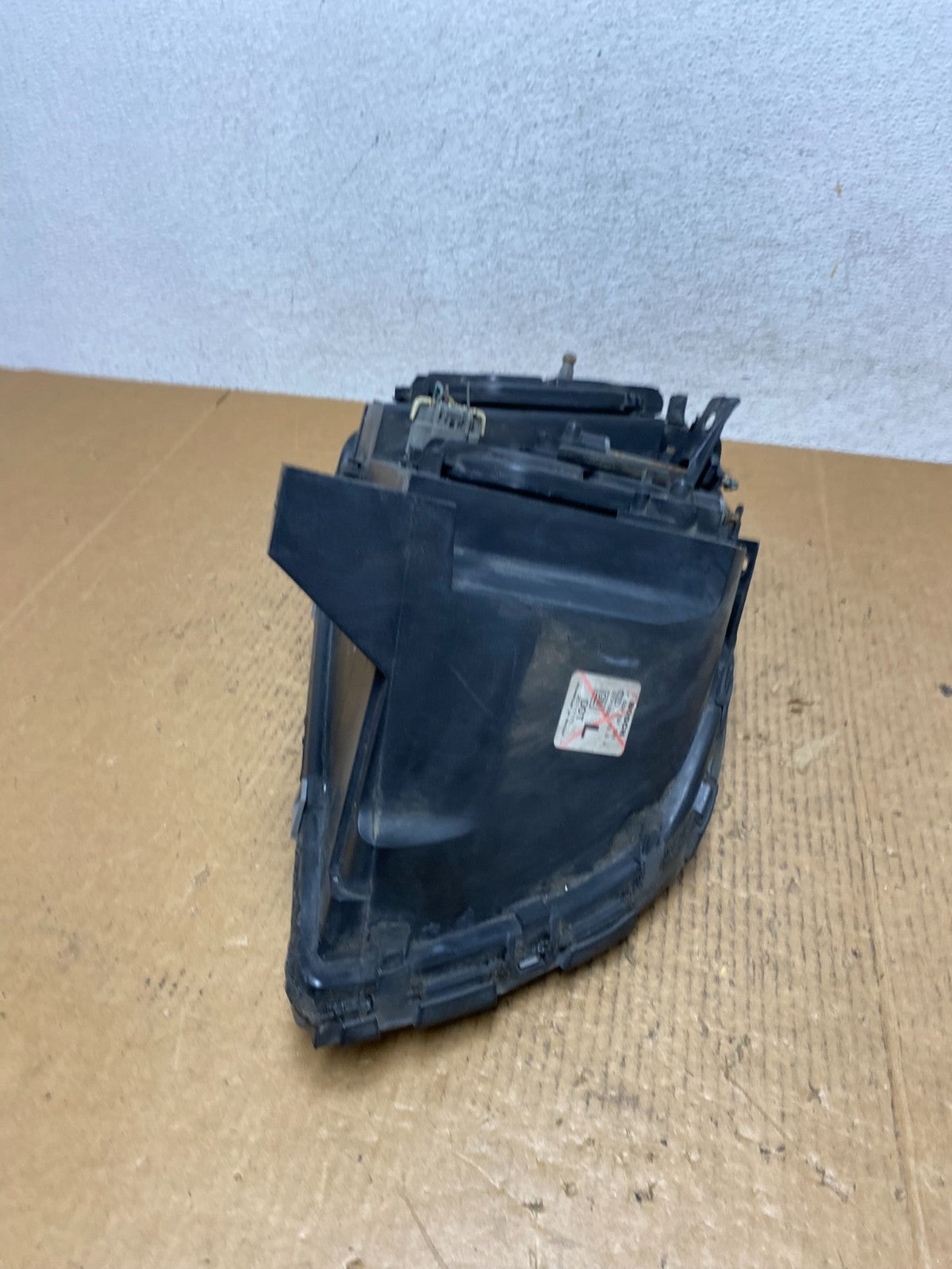 2000 to 2005 Cadillac Deville Left Driver LH Side Headlight AE2621 DW7