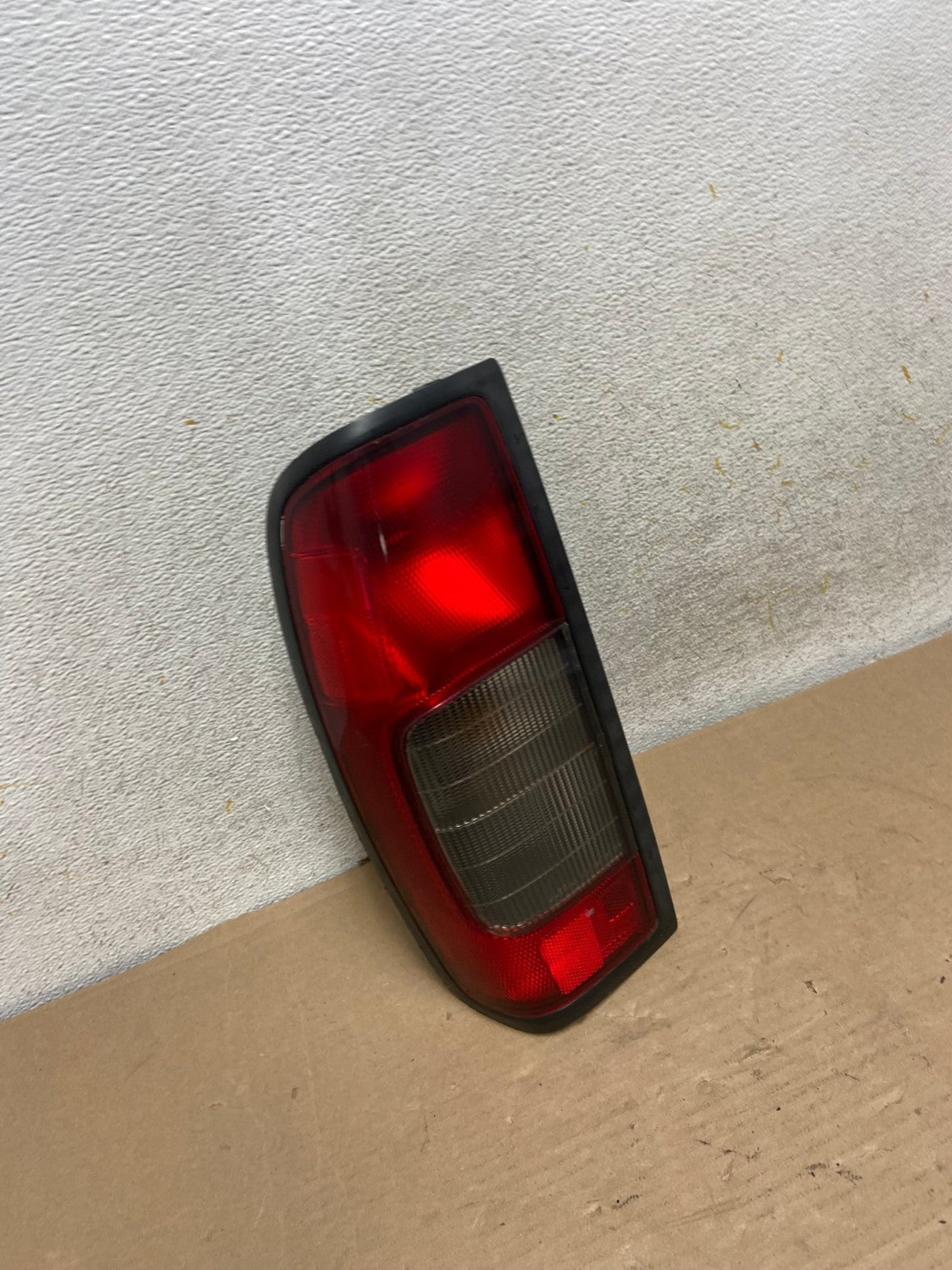 1998 1999 2000 Nissan Frontier Left Driver LH Side Tail light AH9403 LK2