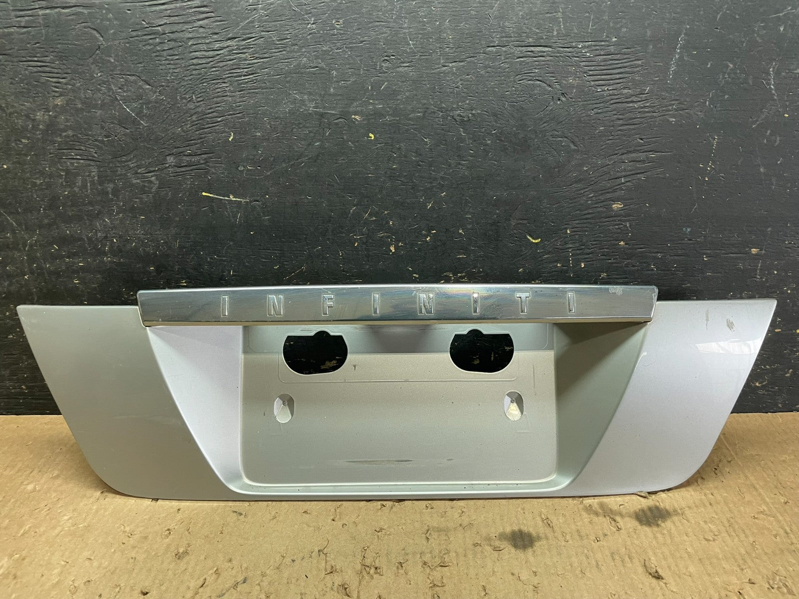 2002 2003 2004 Infiniti I35 Trunk Lid Rear License Plate Garnish OEM Z5598 DG0