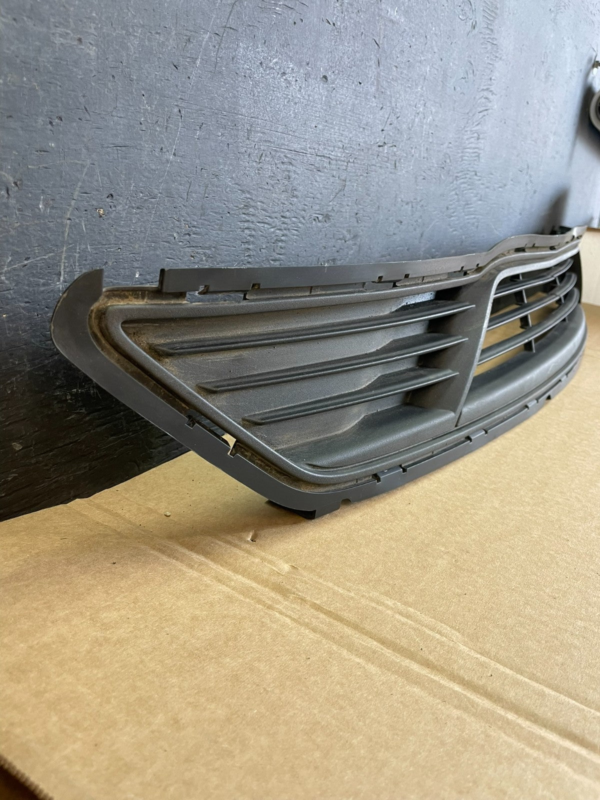 2013 to 2019 Ford Taurus Front Bumper Lower Grill Grille AC9935 DW2