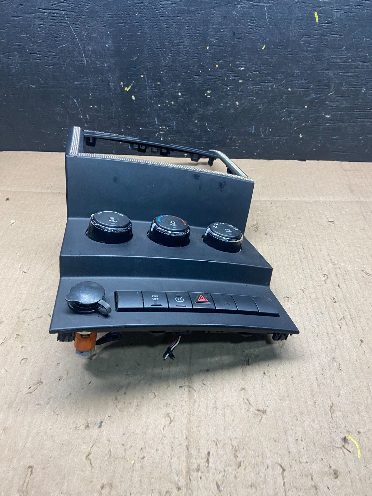 2007 to 2012 Dodge Nitro Dash Climate Temperature Control Radio Bezel Q0816 DG1