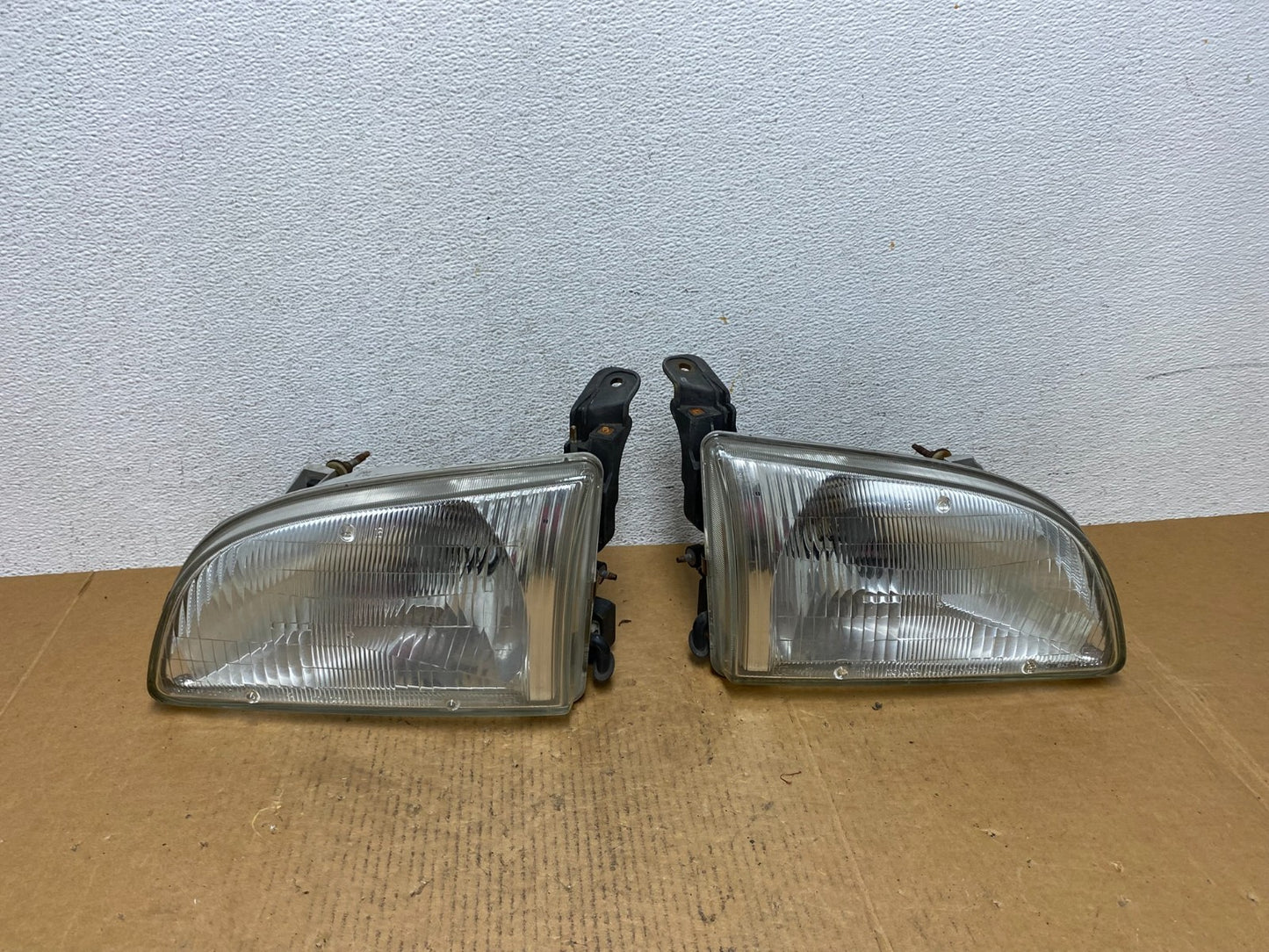 1998 to 2000 Toyota Sienna Left+Right Side Headlights AE0590 DW0