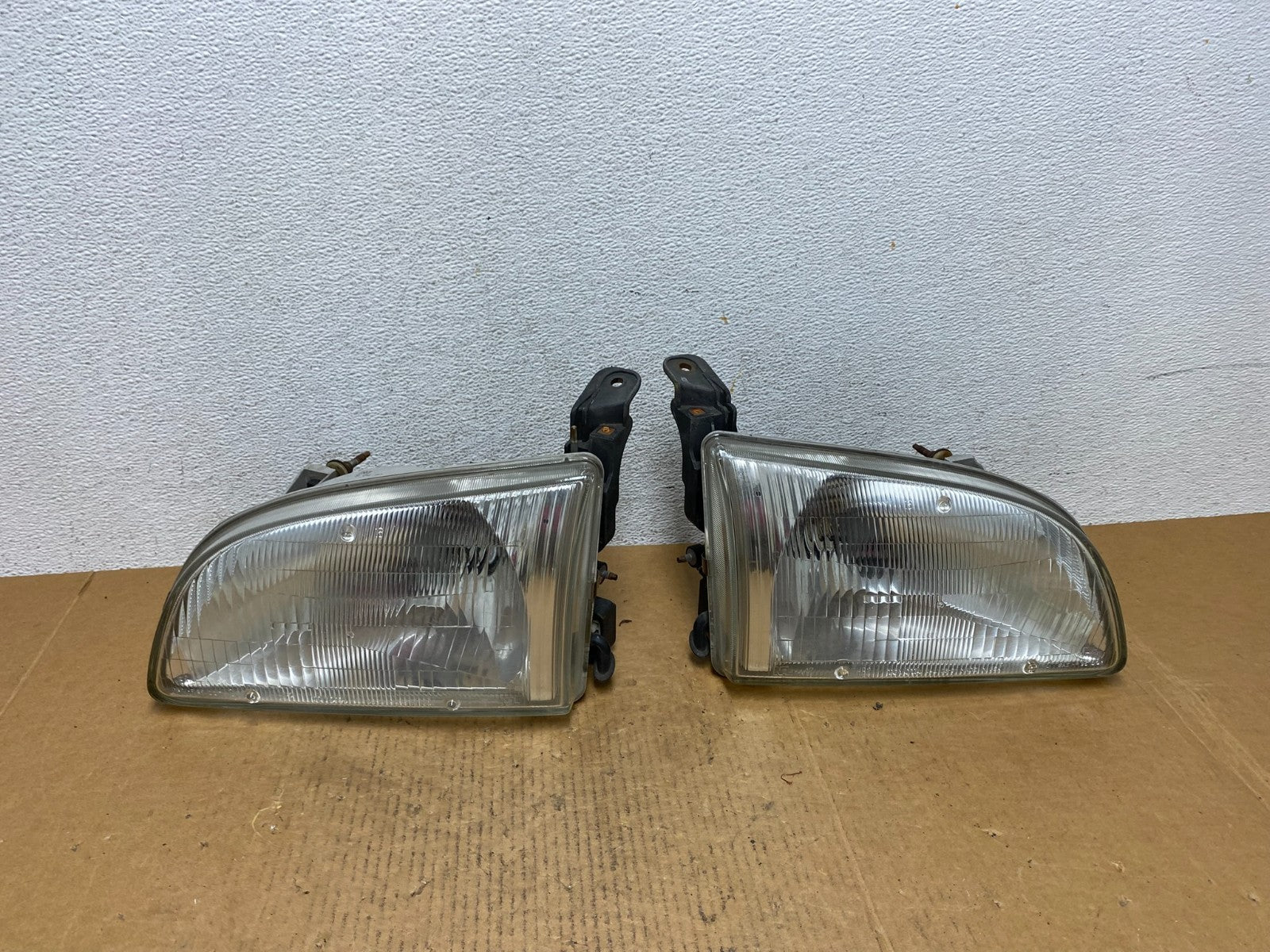 1998 to 2000 Toyota Sienna Left+Right Side Headlights AE0590 DW0