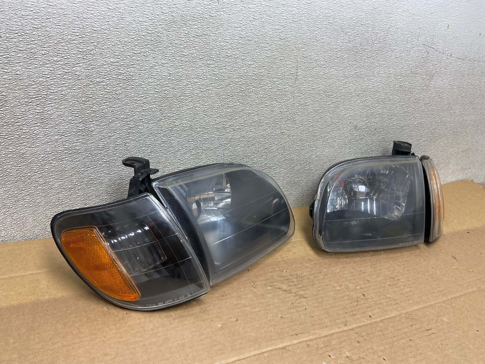 2000 - 2004 Toyota Tundra Left+Right Side Halogen Headlights AB5090 DW2