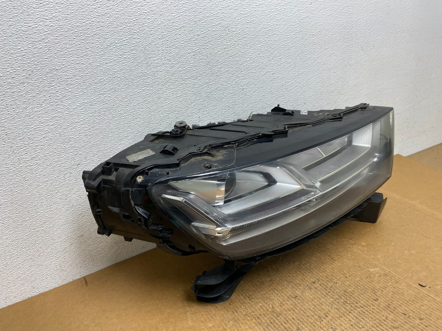 Complete! 2017 to 2019 Audi Q7 Right Passenger Side Headlight AE12172