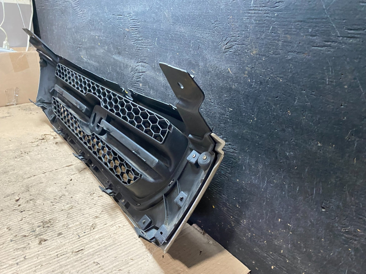 2003 2004 2005 Honda Pilot Front Upper Grill Grille Aftermarket V4319 DG4