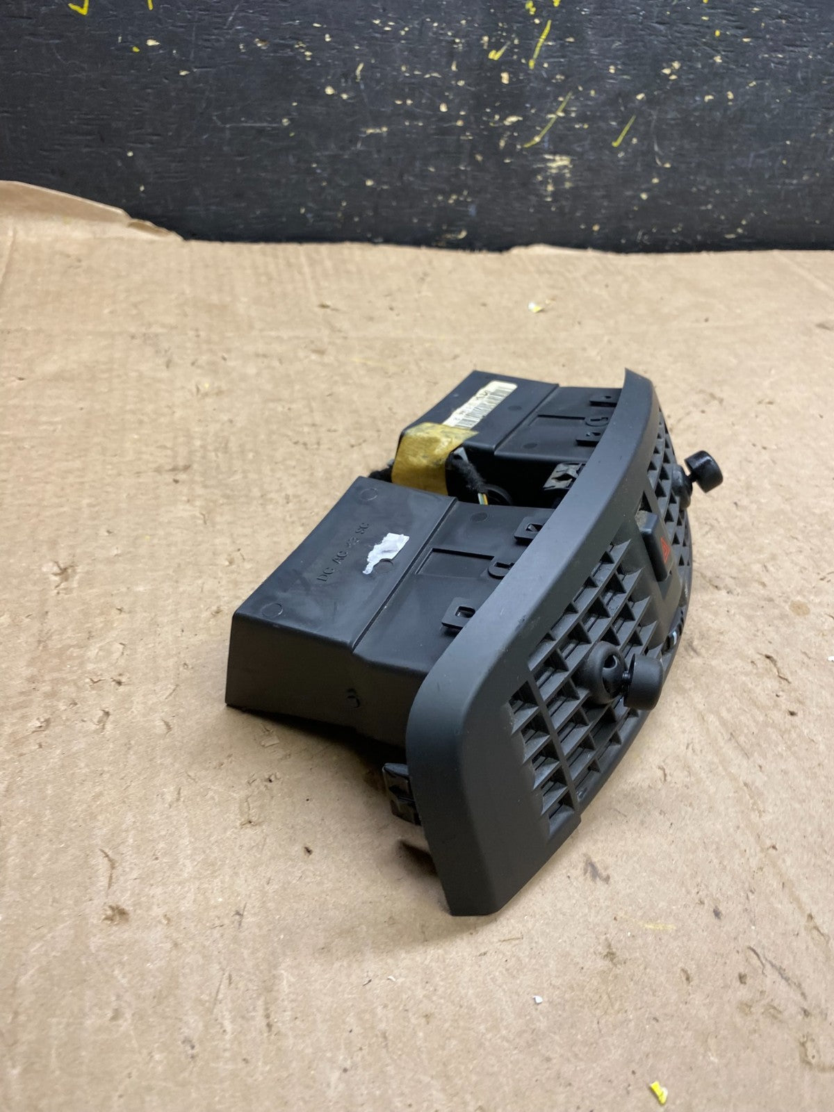 2004 to 2009 Cadillac SRX Front Center Dash A/C Air Vent Z1706 DG1