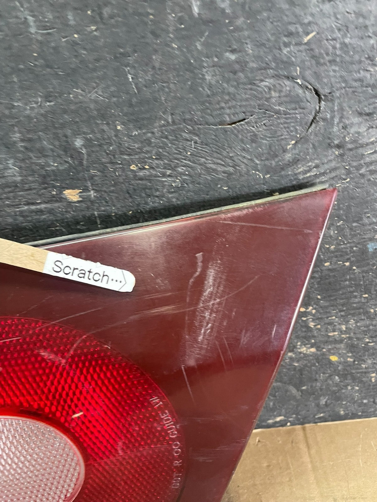 2000-2004 Chevrolet Impala Rear Trunk Center Finish Panel Tail Light Z5901 DG7