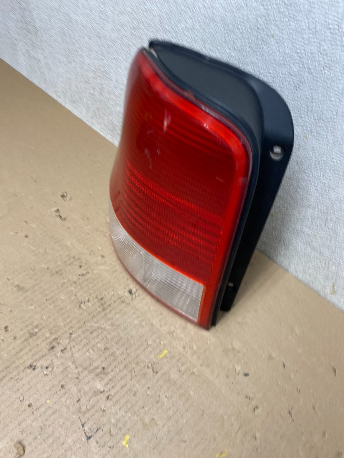 2002 Kia Sedona Left Driver LH Side Tail Light Oem R8199 DG1