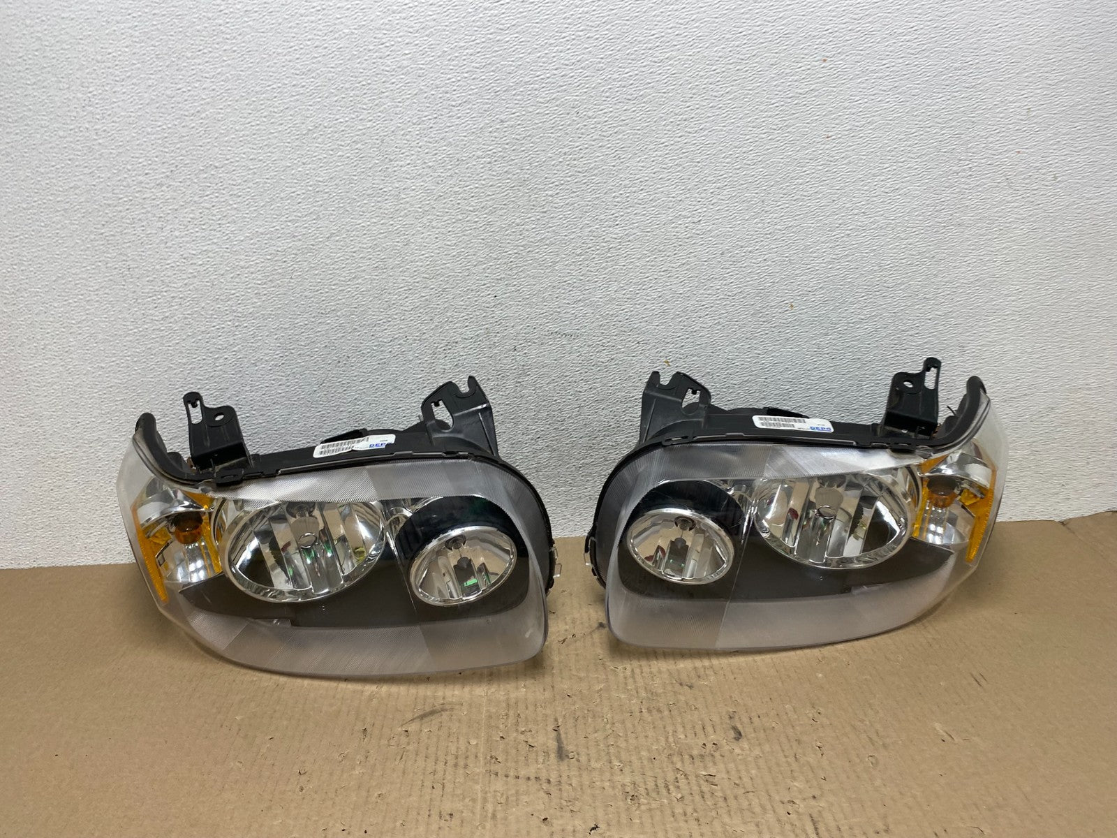 2005 - 2007 Ford Escape Headlights Left+Right Halogen AE7068 DW0