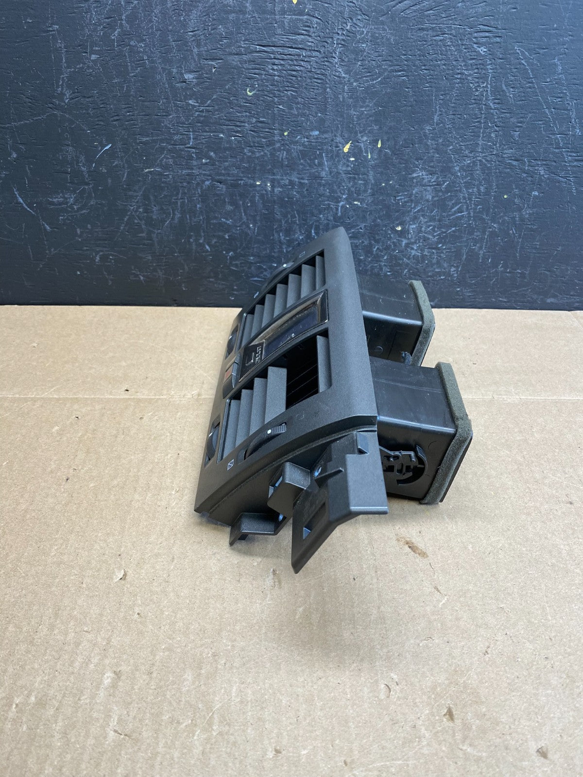 2006 to 2011 Cadillac DTS Dash Center Air Vent Heater Bezel ac6257 DG3