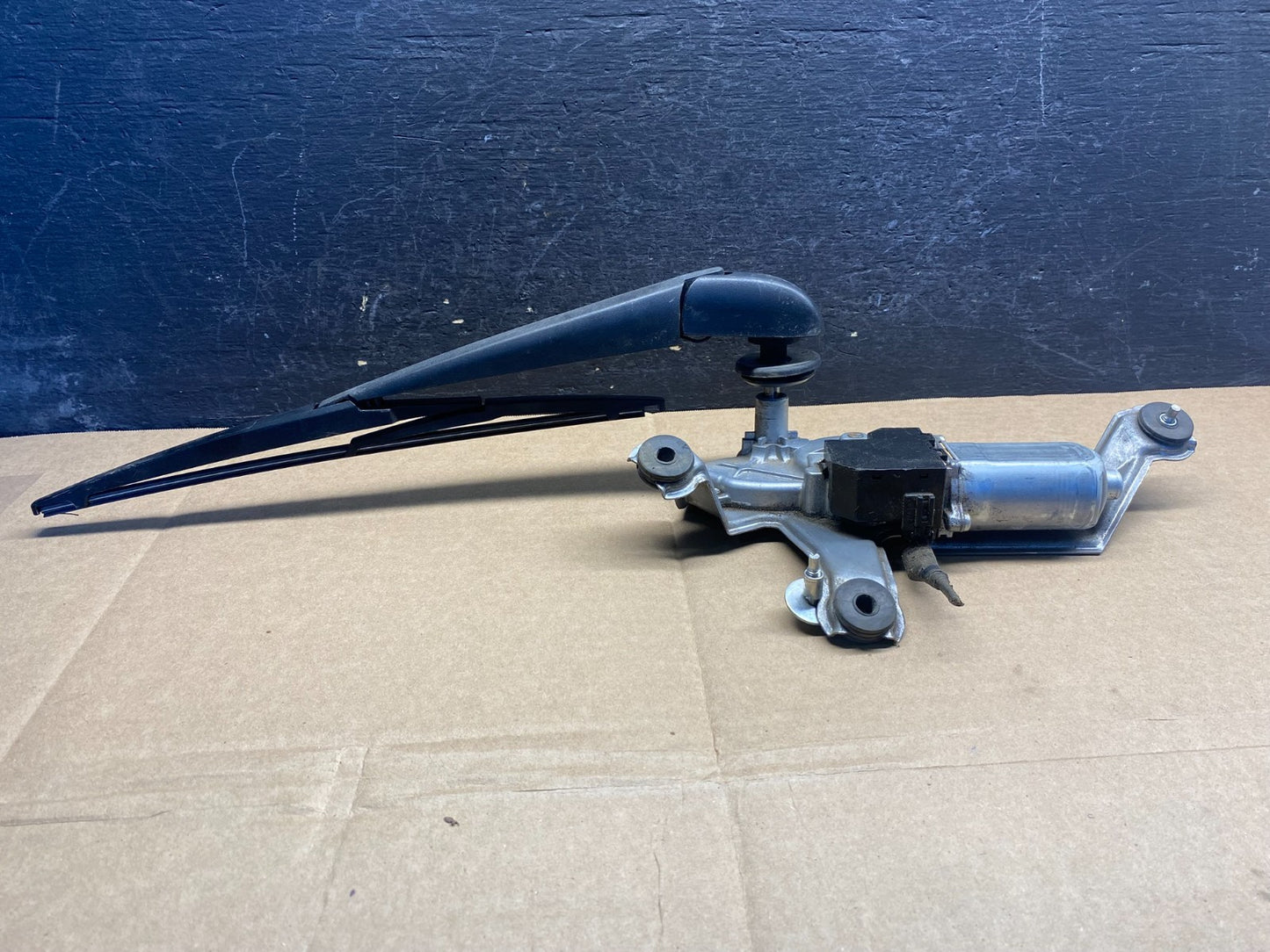 2013 to 2018 Toyota Rav4 Rear Wiper Windshield Motor AE8226 DG1