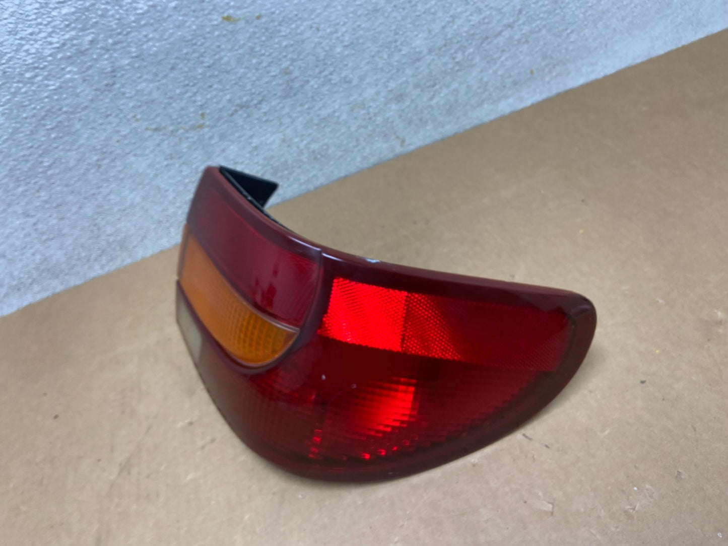2000-2002 Saturn SL S-Series Right Passenger RH Side Tail Light OEM Z6651 DW1
