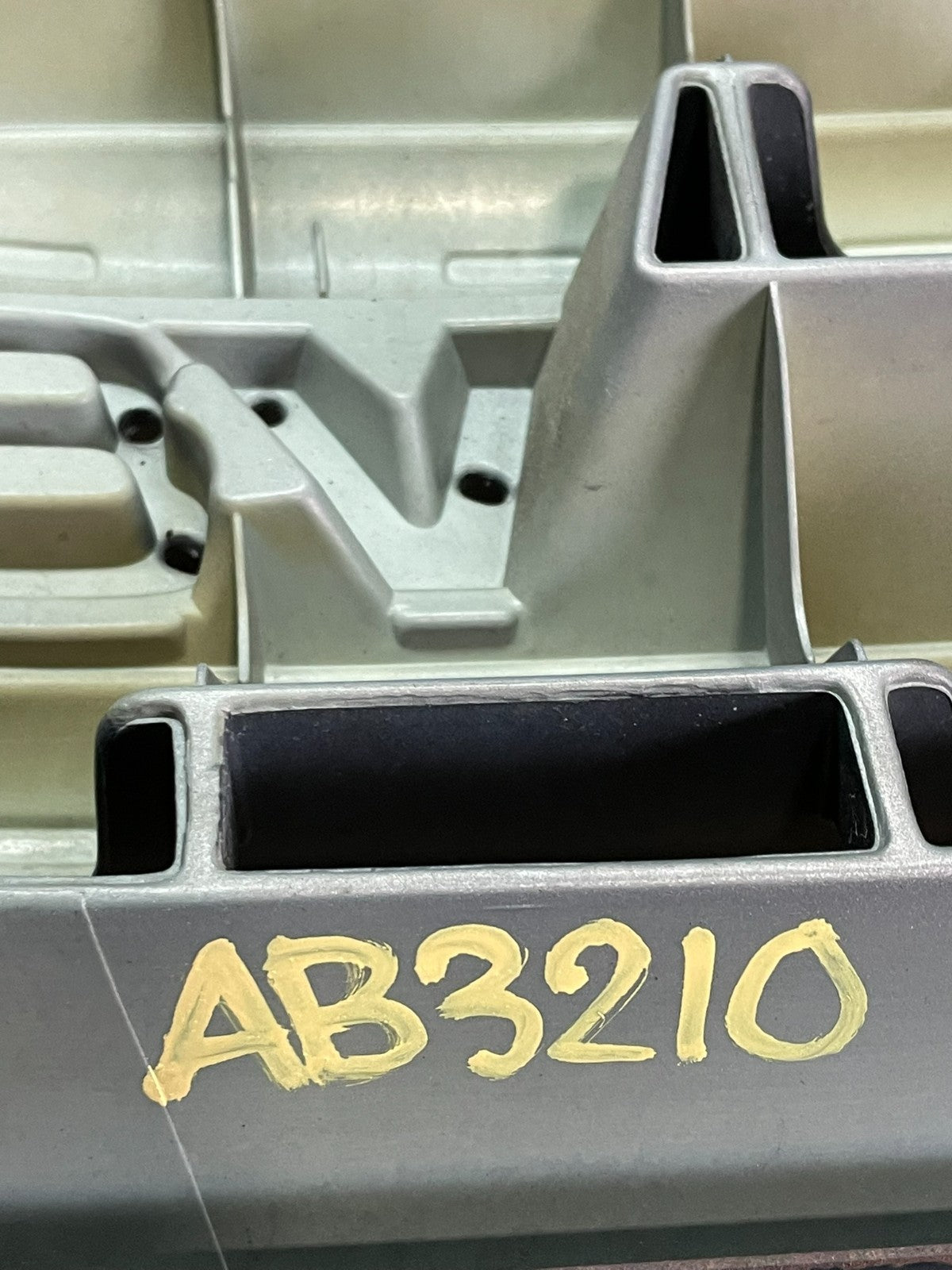 2001 to 2004 Toyota Sequoia Front Upper Grill Grille W/ Emblem Oem AB3210 DG16