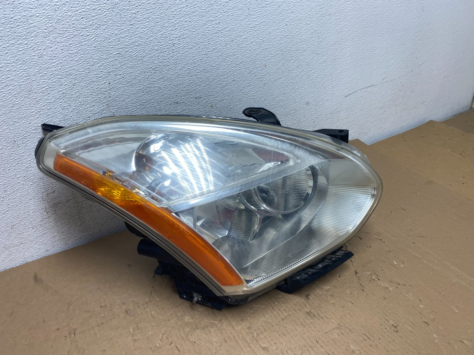 2009-2013 Nissan Rogue Right Passenger Xenon HID Headlight AD8001 DW2