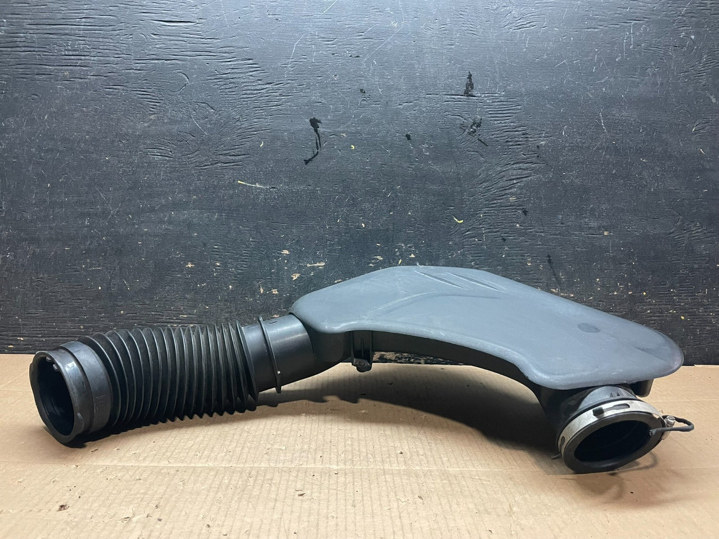 2011 to 2018 Chrysler 300 3.6L Air Intake Duct Tube Cleaner OEM y1744 DG3
