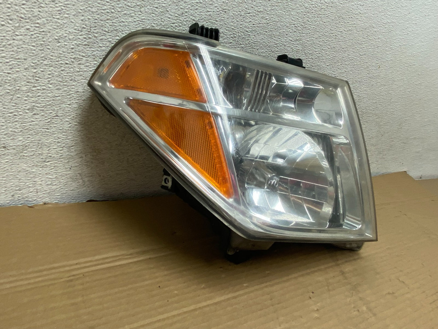 2005-2007 Nissan Pathfinder Halogen Headlight Right Passenger Rh AG8868 DW1