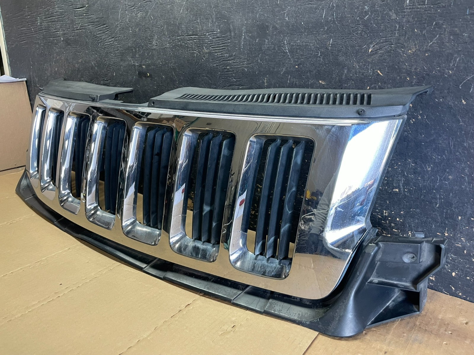 2011 to 2013 Jeep Grand Cherokee Front Upper Grill Grille OEM AA8808 DG2