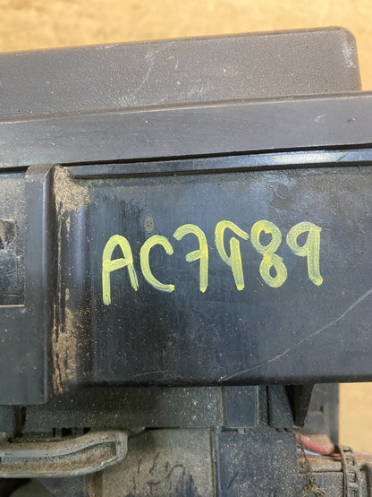 2005 Jeep Grand Cherokee Integrated Power Fuse Box Relay 04692071AB AC7989 DG7