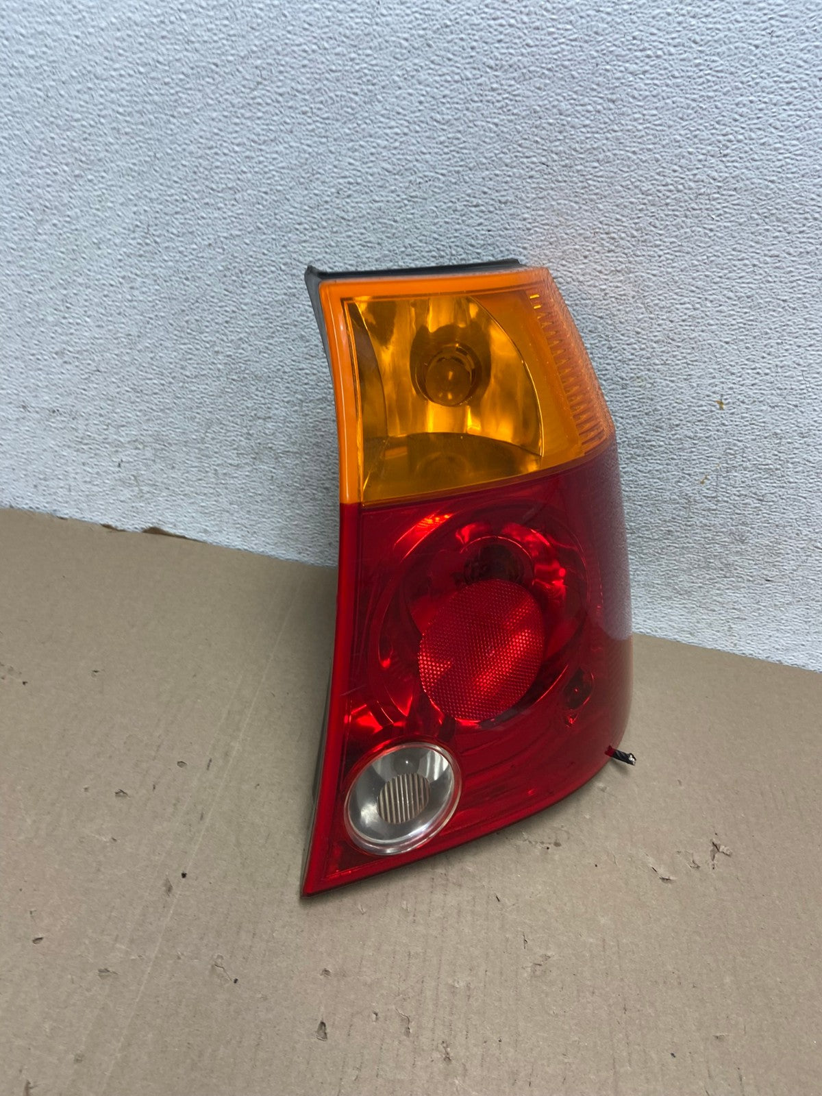2004 to 2006 Chrysler Pacifica Right Passenger Rh Side Tail Light AG6870 LK2