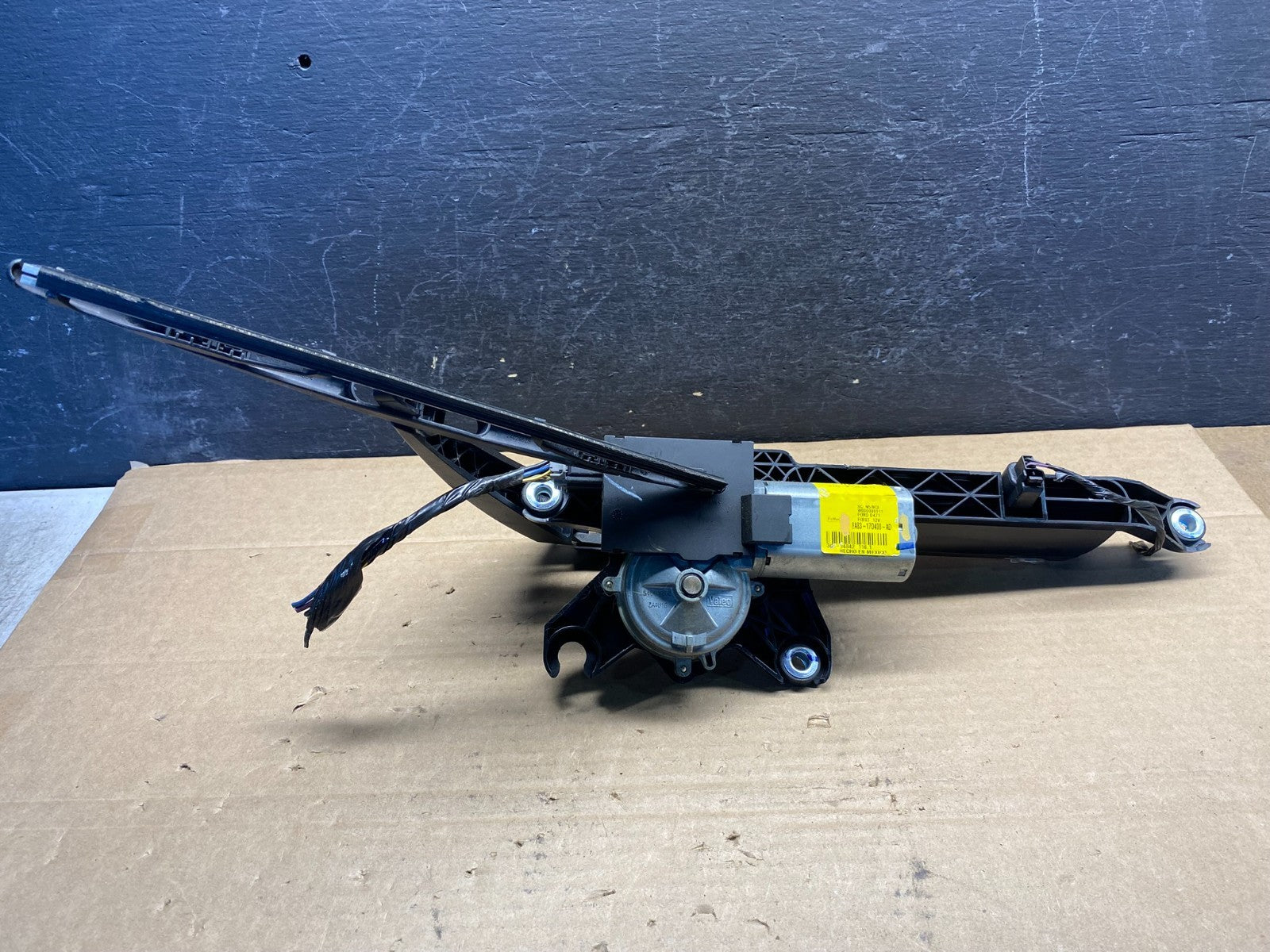 2009 to 2011 Ford Flex Rear Windshield Wiper W/Brake Light Motor ae8211 DG3