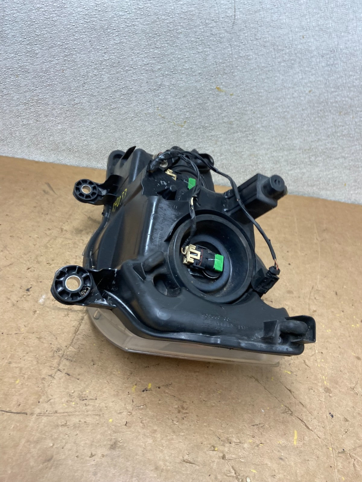 2011 to 2016 Chrysler Town and Country Right Passenger Headlight X9033 DW10