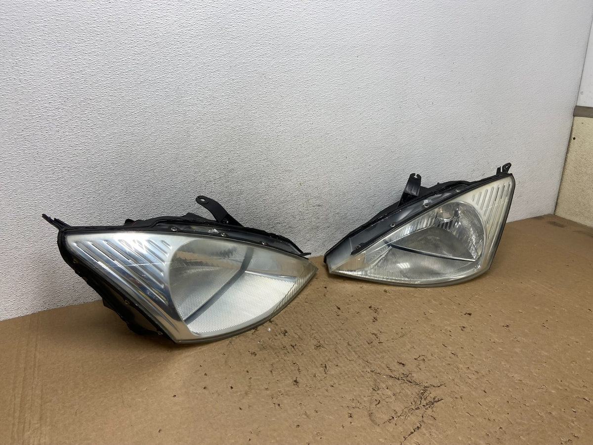 2000 to 2002 Ford Focus Left+Right Set Halogen Headlights AF8333 DW2