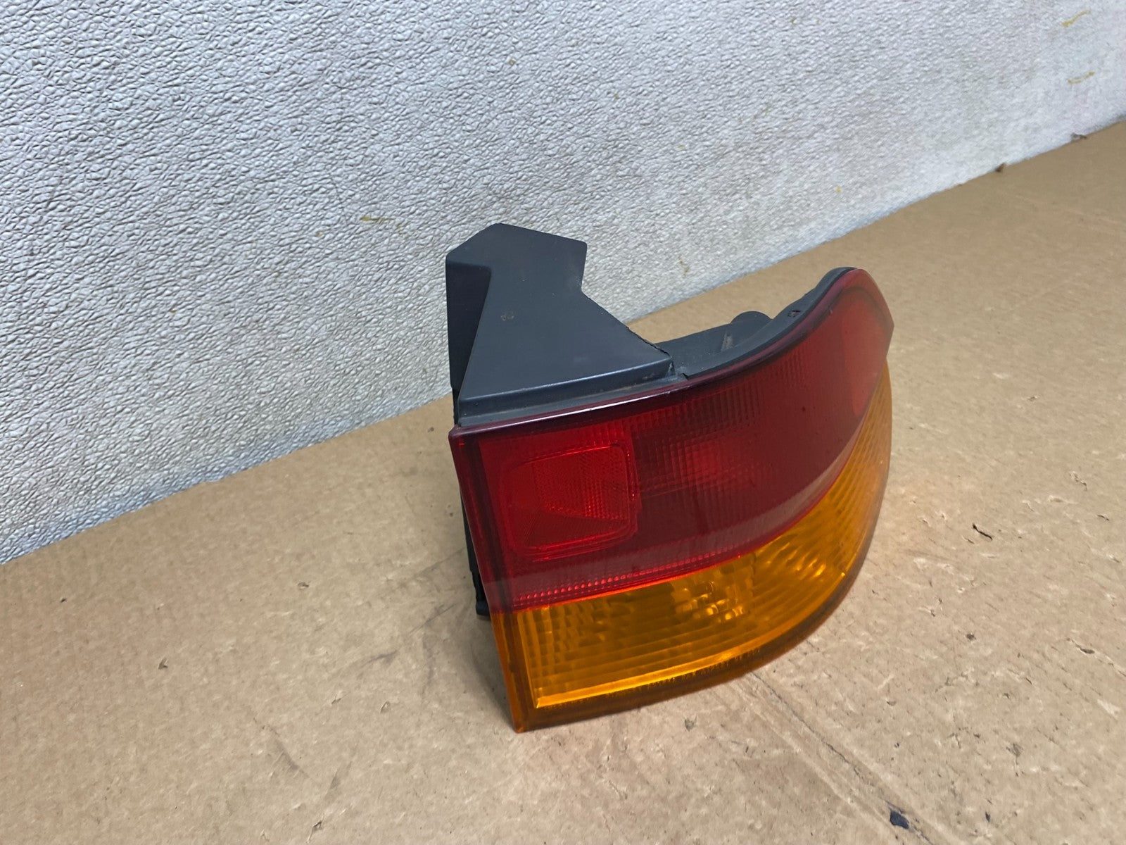 2002 2003 2004 Honda Odyssey Right Passenger Side Tail Light V1127 DW2