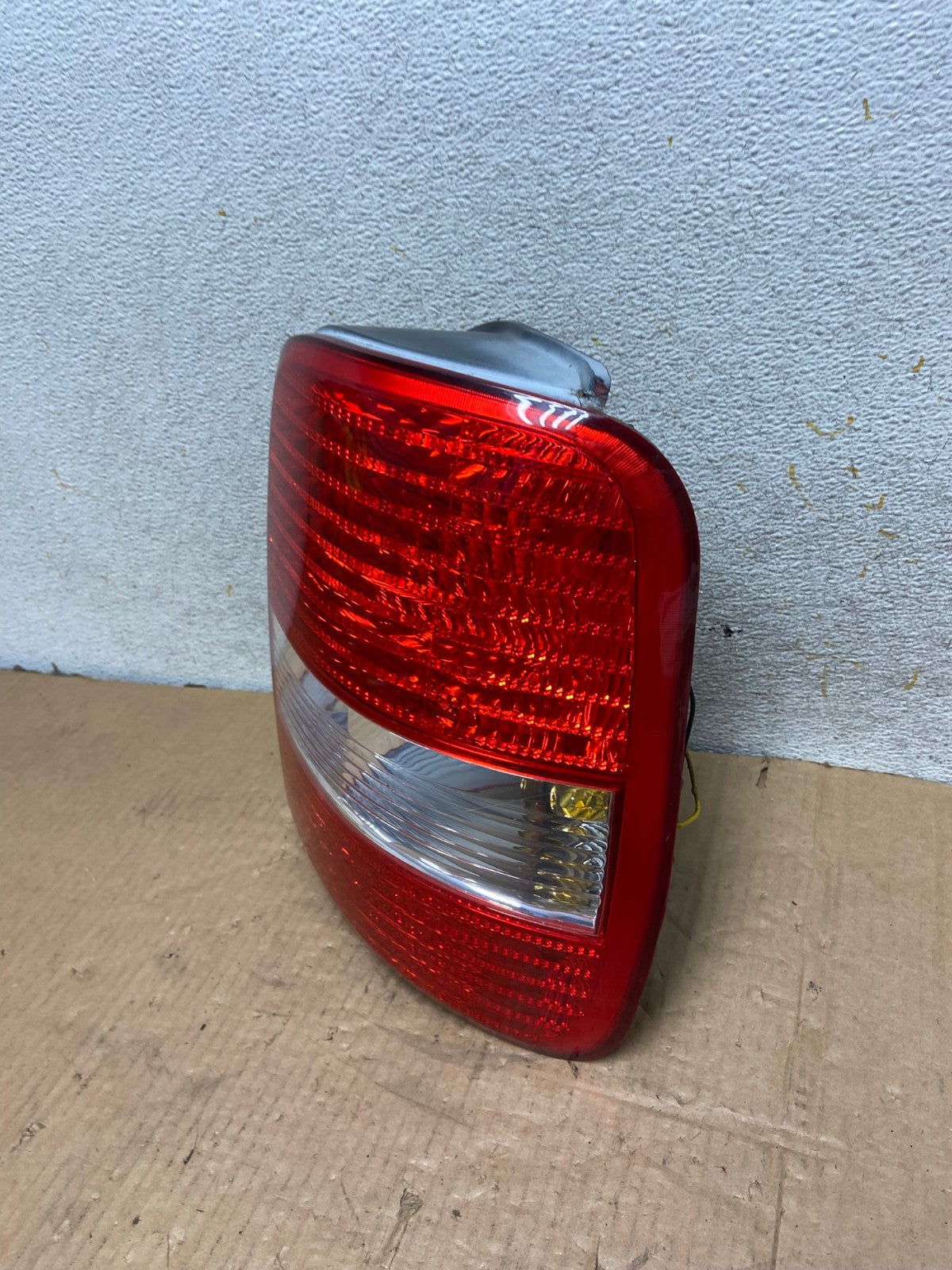 2003 2004 2005 Kia Sedona Right Passenger RH Side Tail Light AI7834 LK1