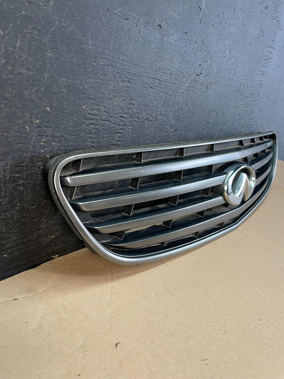 2002 2003 2004 Infiniti I35 Sedan Front Upper Grill Grille AD8315 DG2