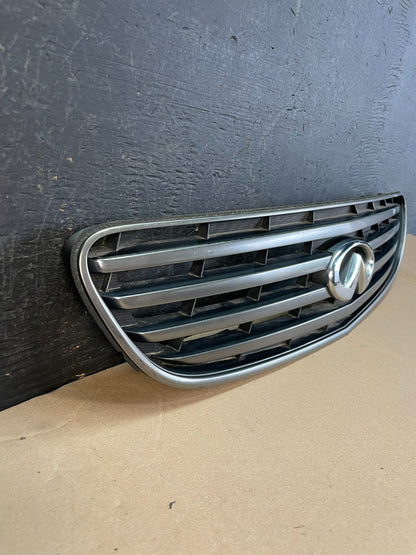 2002 2003 2004 Infiniti I35 Sedan Front Upper Grill Grille AD8315 DG2