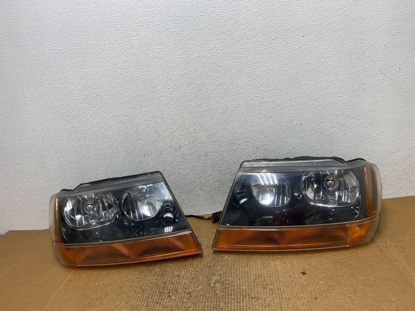 1999 - 2004 Jeep Grand Cherokee Left+Right Set Halogen Headlights AE2883 DW0
