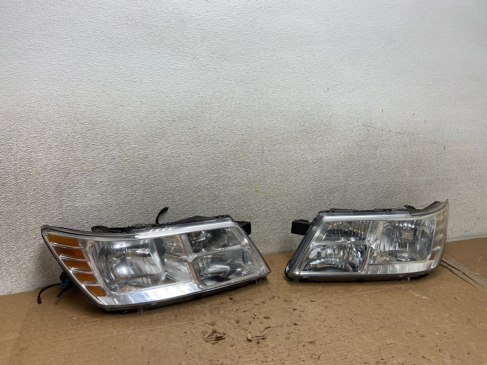 2009 to 2017 Dodge Journey Headlights Left+Right Set Halogen Z3740 PS2