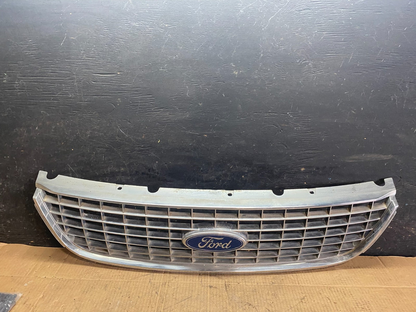2004 to 2007 Ford Freestar Front Grill Grille 3F23-17K945 OEM  r7891 DG0